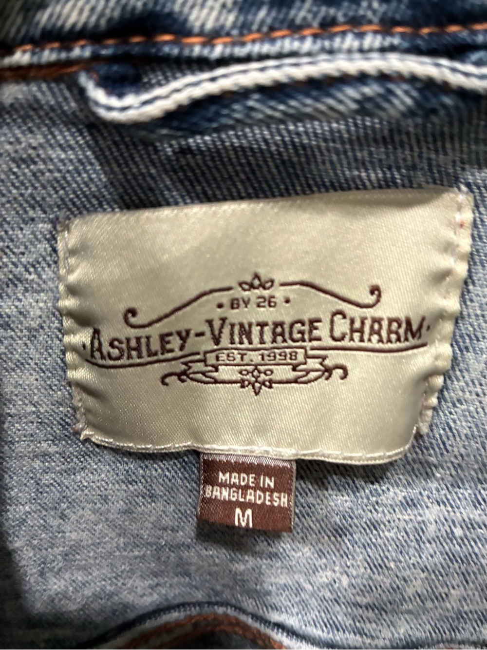 Upcycled ASHLEY Vintage Lace Sleeve Acid-Wash Denim Jacket - Picture 6 of 7